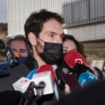 El diputado de UPN, Sergio Sayas, atiende a los medios de comunicación, a su llegada a la sede de Unión del Pueblo Navarro (UPN)
