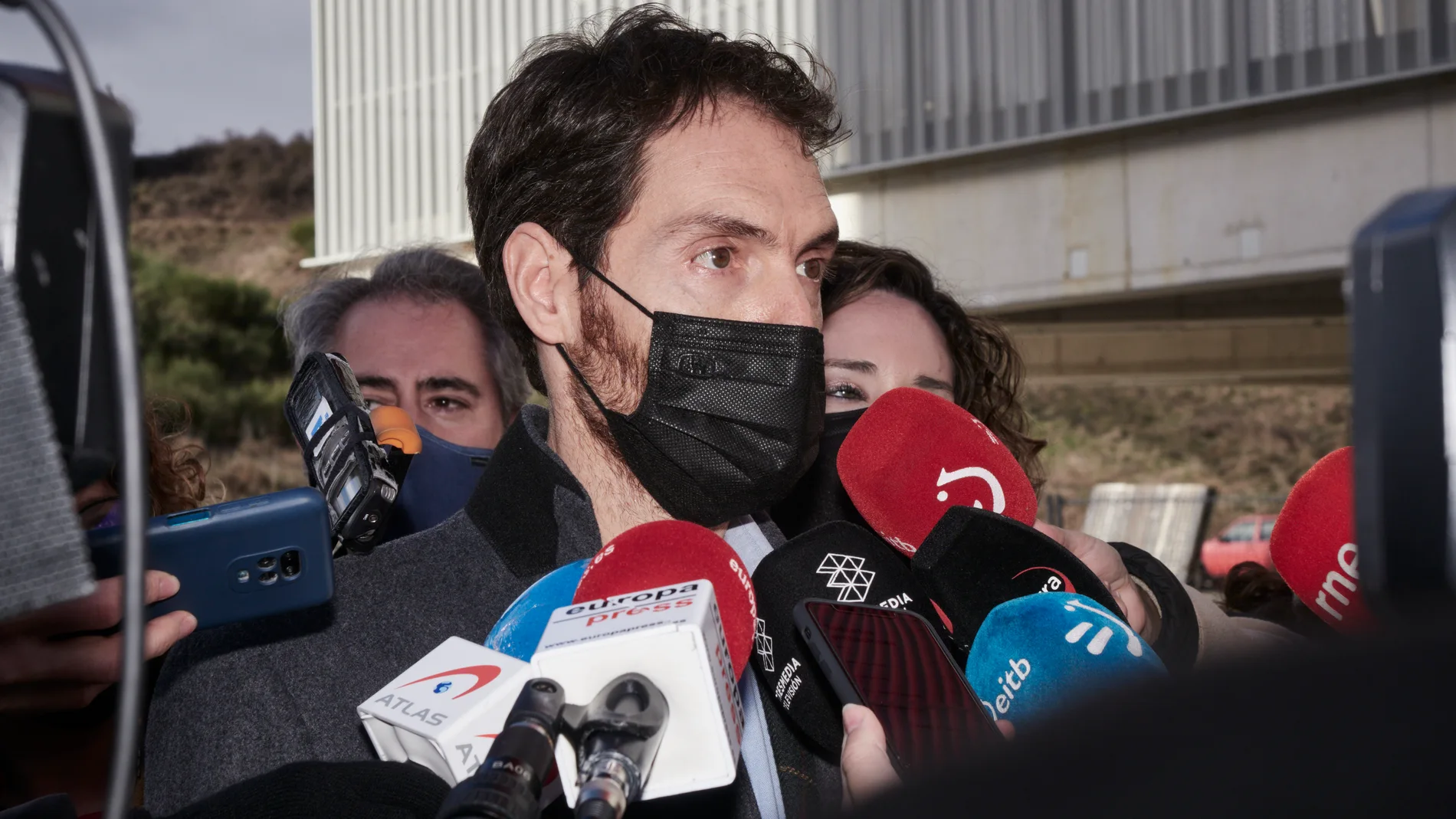 El diputado de UPN, Sergio Sayas, atiende a los medios de comunicación, a su llegada a la sede de Unión del Pueblo Navarro (UPN)