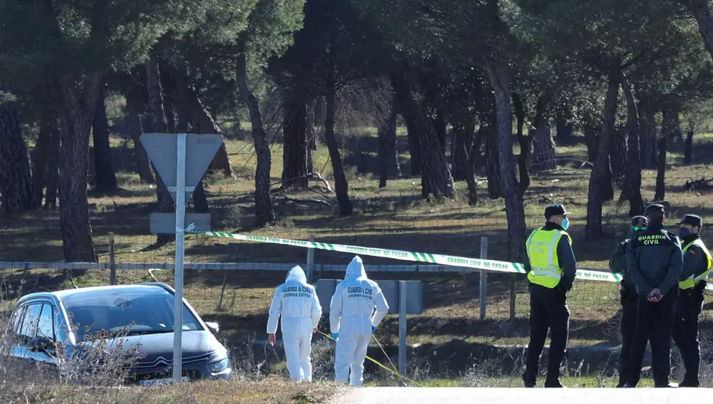 Efectivos de la Guardia Civil controlan el acceso a la zona donde este sábado se ha encontrado un cuerpo que podría corresponder a la joven Esther López, de 35 años, desaparecida hace veinticinco días en Traspinedo (Valladolid). EFE/R. García
