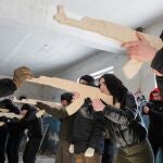 Jóvenes ucranianos aprender a disparar con fusiles de madera, en una antigua fábrica de tractores en Kiev