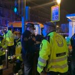 Agentes de la Policía Nacional, Policía Municipal de Madrid y Samur Protección Civil atendieron al menor de 15 años fallecido en la noche del sábado en Madrid.