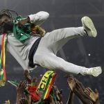 Aliou Cisse es manteado por sus jugadores después de ganar la Copa de África