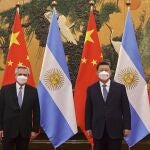 El presidente Alberto Fernández junto con el presidente Xi Jinping hoy en Pekín