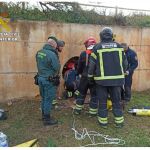 Los equipos de rescate entran en la tubería de desagüe