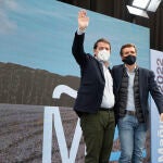 El líder del PP, Pablo Casado (d), y el presidente de la Junta de Castilla y León y candidato del Partido Popular a la presidencia de la Junta, Alfonso Fernández Mañueco, saludan a los asistentes, en un acto de campaña electoral en Palencia
