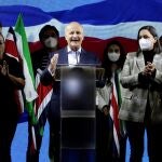 El expresidente José María Figueres saluda a simpatizantes mientras da un discurso en San José tras liderar los resultados electorales