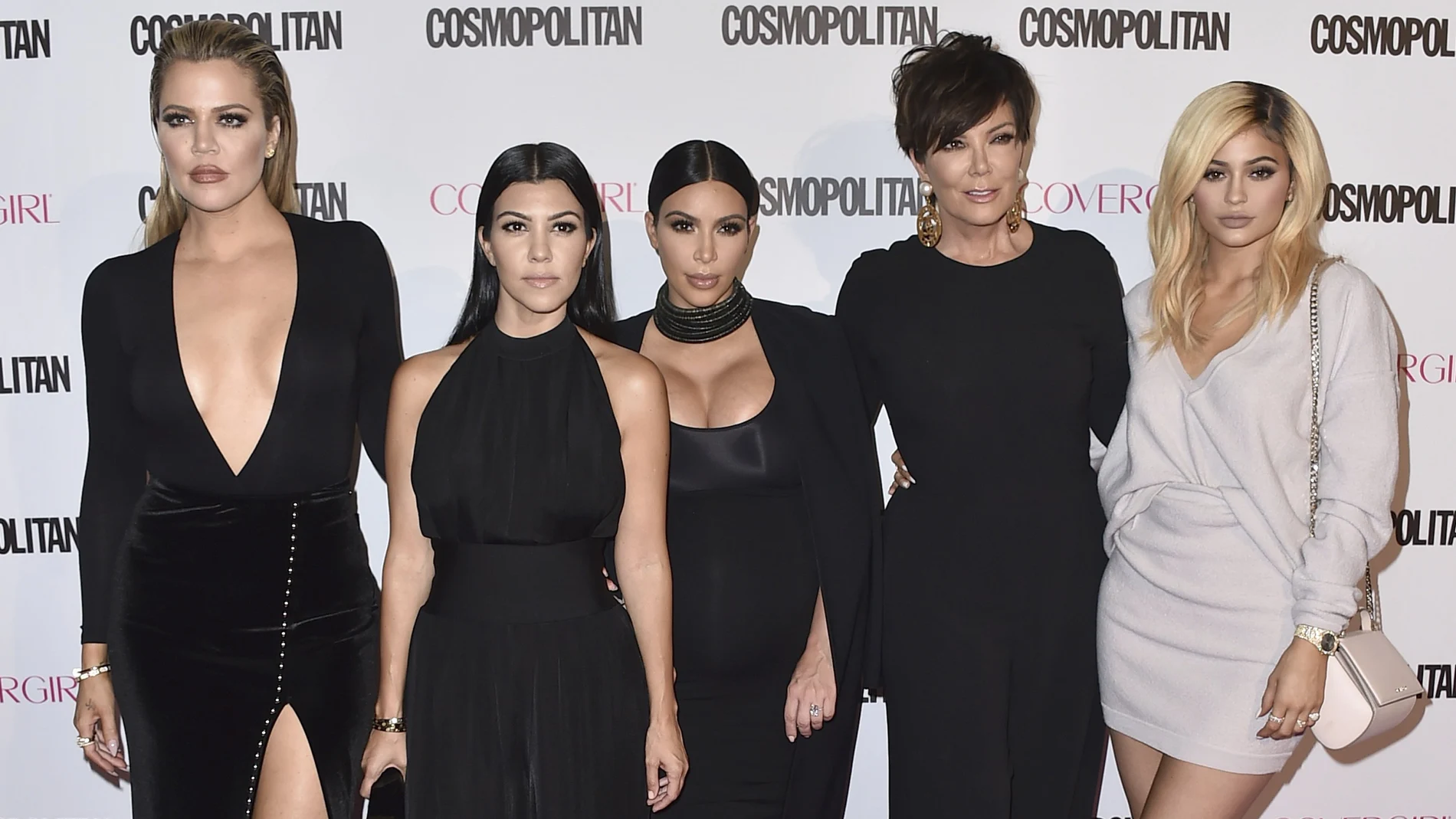 Khloe Kardashian, Kourtney Kardashian, Kim Kardashian, Kris Jenner y Kylie Jenner en una foto de archivo
