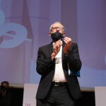 La secretaria general de Podemos y ministra de Derechos Sociales y Agenda 2030, Ione Belarra; el presidente de los técnicos de Hacienda (Gestha), Carlos Cruzado; y la ministra de Igualdad, Irene Montero, aplauden en el acto ‘Tax the Rich. Equilibrar la balanza fiscal