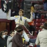 - El torero peruano Andrés Roca Rey sale en hombros al cortar dos orejas a su primer toro "Amanecer" de 553 kg, durante una corrida en la Plaza de Toros México de la Ciudad de México. EFE/Mario Guzmán
