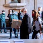 Carlos San Juan, el hombre de 78 años que ha recogido más de 600.000 apoyos con su campaña 'Soy Mayor, No Idiota', a su llegada al Banco de España para registrar sus firmas