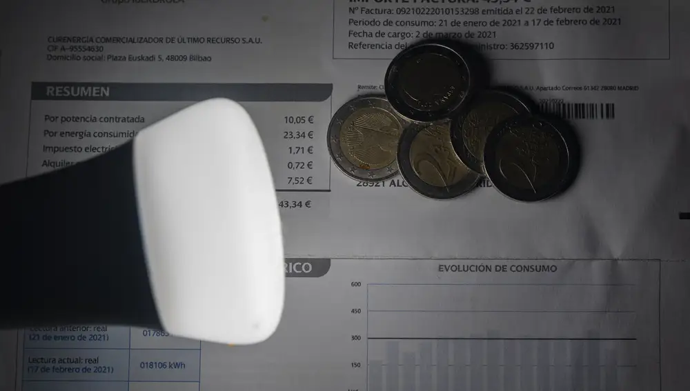 Una lámpara refleja el importe de una factura del precio de la luz.