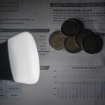 Una lámpara refleja el importe de una factura del precio de la luz.