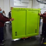 Operarios trasladan la caja que contiene el "Mata Mua", a su llegada al Museo Thyssen Bornemisza