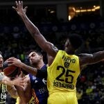 Floyd y Polonara obstaculizan la acción de Abalde