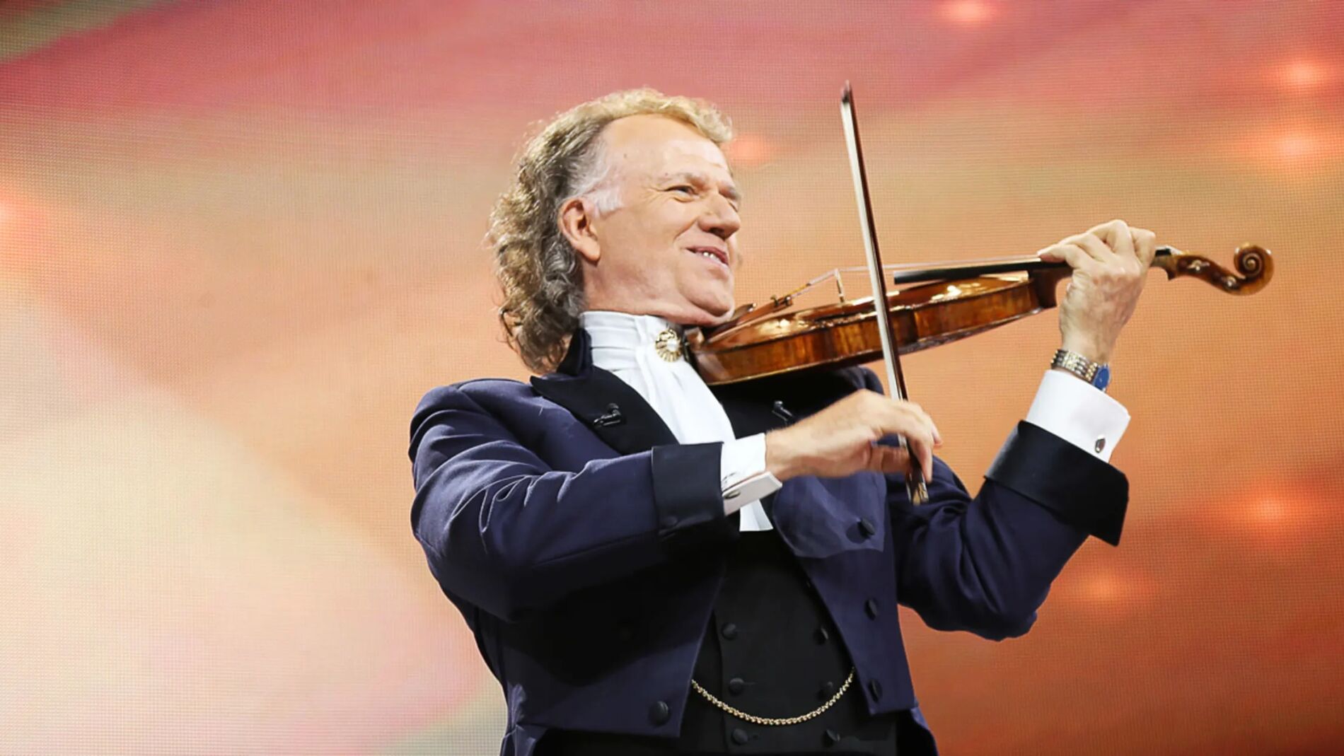 El Rey del Vals llena de clásicos la capital y otros planes que no te  puedes perder esta semana