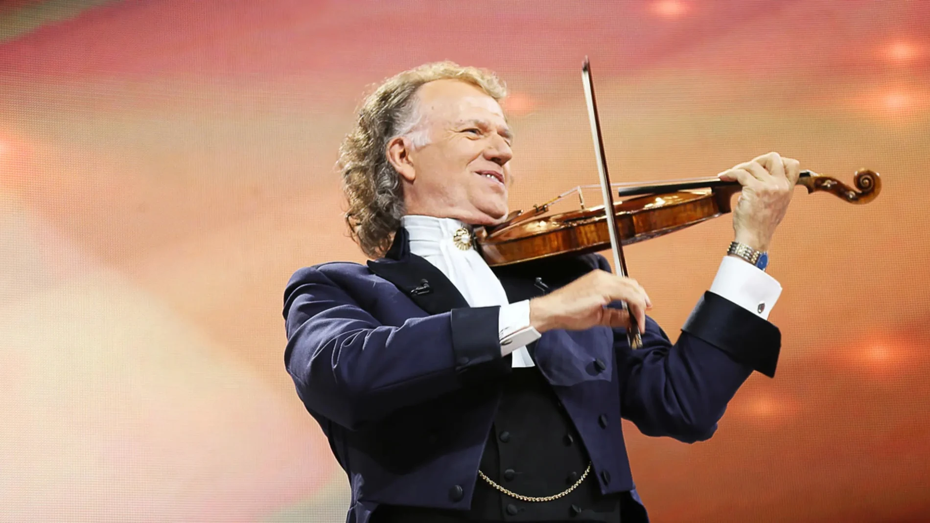 El Rey del Vals llena de clásicos la capital y otros planes que no te puedes perder esta semana