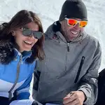 María José Suárez y Álvaro Muñoz Escassi, en la nieve