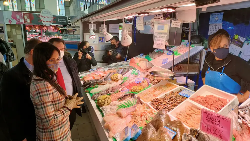 La vicealcaldesa de Madrid, Begoña Villacís, en el Mercado Central de Salamanca. EUROPA PRESS 09/02/2022