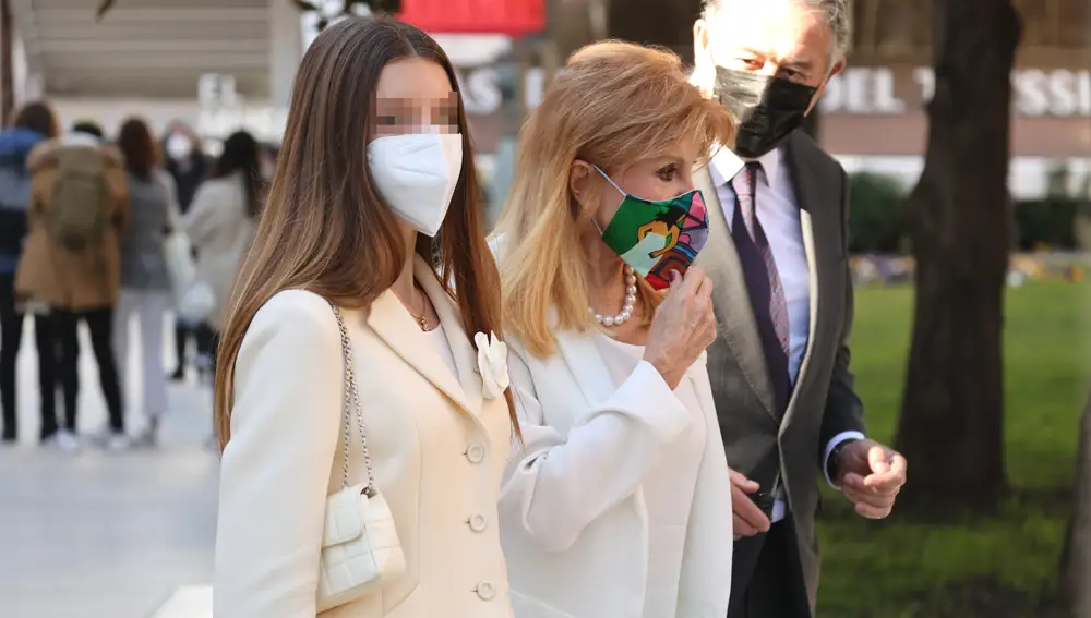 Tita Cervera y su hija Carmen salen del Museo Thyssen, a 09 de febrero de 2022, en Madrid (España).