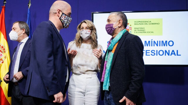 (I-D) El secretario general del sindicato CCOO, Unai Sordo; la vicepresidenta segunda del Gobierno y ministra de Trabajo y Economía Social, Yolanda Díaz y el secretario general de UGT, Pepe Álvarez
