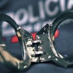 Imagen de archivo de unas esposas para detenciones de los Mossos d'Esquadra