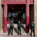 La guardia civil custodia la puerta principal de los juzgados de Totana, Murcia, donde está declarando Johan S., el joven de 19 años detenido este miércoles tras confesarse autor de la muerte por arma blanca de su exnovia, una menor de 17 años vecina de Totana. EFE/ Marcial Guillén
