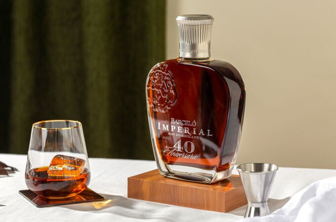 Una botella de hombros estilizados con un tapón grabado por el 40 aniversario recoge la esencia de Barceló