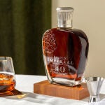 Una botella de hombros estilizados con un tapón grabado por el 40 aniversario recoge la esencia de Barceló