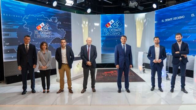 En la imagen, los candidatos de PSOE, PP y Ciudadanos, Luis Tudanca, Alfonso Fernández Mañueco y Francisco Igea, junto a los directores técnicos, Antonio Rodríguez y Mario López Briones, y los moderadores, Antonio Renedo y Alejandra Abad