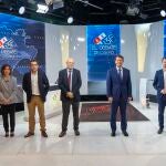 En la imagen, los candidatos de PSOE, PP y Ciudadanos, Luis Tudanca, Alfonso Fernández Mañueco y Francisco Igea, junto a los directores técnicos, Antonio Rodríguez y Mario López Briones, y los moderadores, Antonio Renedo y Alejandra Abad