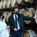 Pablo Casado en una bodeta de avi