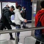 Un agente de la Guardia Civil cachea a un joven en un control para prevenir la violencia entre bandas juveniles, en la estación de metro de Arganda del Rey, a 11 de febrero de 2022, en Arganda del Rey, Madrid (España). Un total de 500 guardias civiles se han desplegado en varios barrios y municipios de Madrid en un plan preventivo contra las bandas juveniles violentas. La delegada del Gobierno en Madrid ha señalado hoy que la Guardia Civil no tiene detectada actividad de pandilleros en estos municipios, pero sí movimientos de ellos, ya que son accesibles a la capital a través de los medios de transportes. 11 DE FEBRERO DE 2022;MADRID;BANDAS;DELINCUENCIA;BANDAS LATINAS;ASESINATOS;CONTROL;SEGURIDAD;GUARDIA CIVIL Alejandro Martínez Vélez / Europa Press 11/02/2022