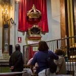 En la iglesia de San Antón de Madrid capital, se puede observar la urna de estilo rococó del siglo XIX en la que se halla la reliquia con los restos de San Valentín, patrón de los enamorados, inminente ya su festividad. En la iglesia de San Antón se encuentra este relicario con huesos que, supuestamente, pertenecieron a San Valentín. ste año, dadas las condiciones especiales que vivimos a causa de la pandemia, por las que se desaconsejan las aglomeraciones, desde la iglesia de San Antón se ha pedido que se acuda escalonadamente y en días distintos a venerar las reliquias de San Valentín y, además, se ha ideado una misa en un formato diferente, al aire libre, para conmemorar el día del patrón de los enamorados. De este modo, este domingo, a las 12 de la mañana, la celebración de la Eucaristía se trasladará del interior del templo al vecino jardín de la sede del COAM, donde se habilitará un espacio, cuidadosamente decorado y al aire libr