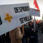 Los trabajadores de la empresa de Santa Bárbara en Alcalá de Guadaíra (Sevilla) durante la marcha a pie. EFE/ Raúl Caro.