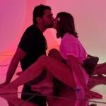 Alexandra Pereira y su marido en una foto romántica.