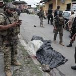 Policías rodean el cuerpo sin vida de una persona tras un operativo hoy en la favela de Vila Cruzeiro, en Río de Janeiro (Brasil).