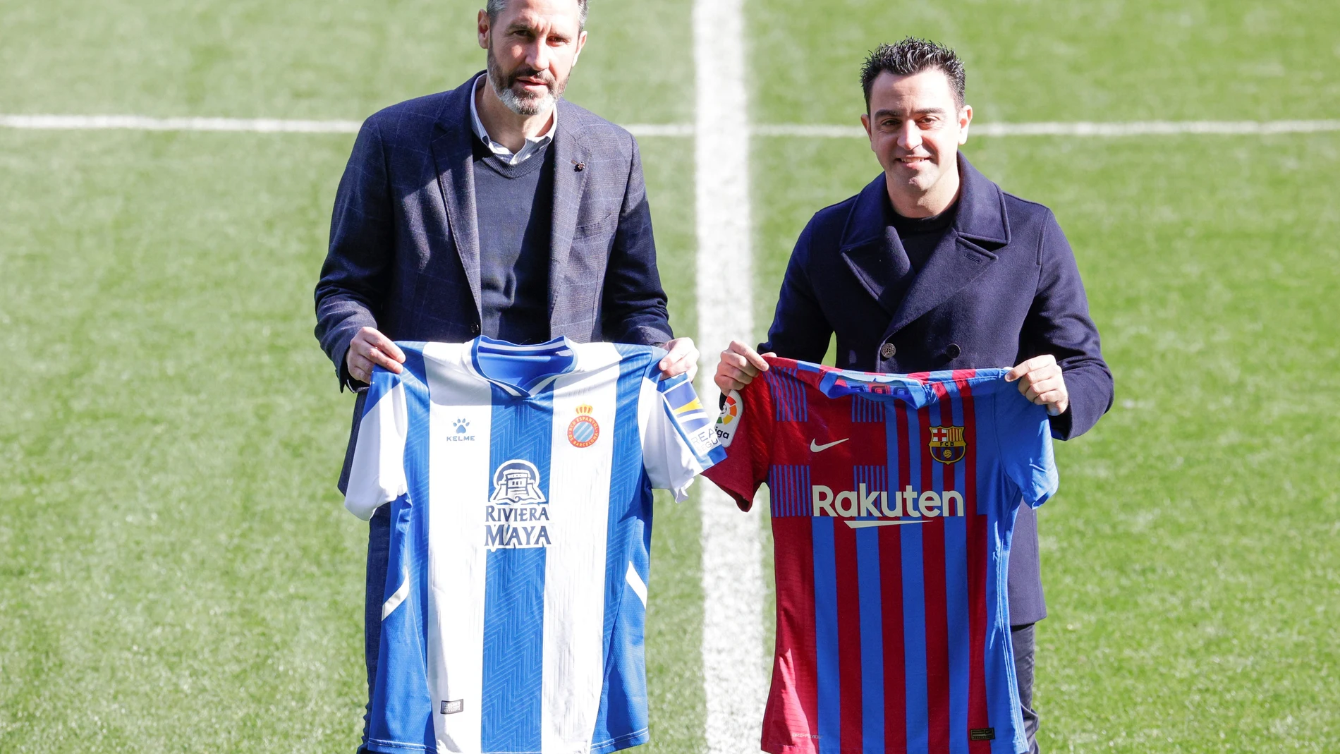Los entrenadores del RCD Espanyol de Barcelona, Vicente Moreno (i), y del FC Barcelona, Xavi Hernández antes del Espanyol-Barcelona de LaLiga. No sonará Els Segadors