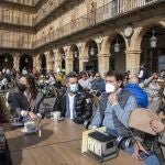 El candidato a la presidencia de la Junta, Alfonso Fernández Mañueco, con su familia y amigos en una terrraza de la Plaza Mayor de Salamanca