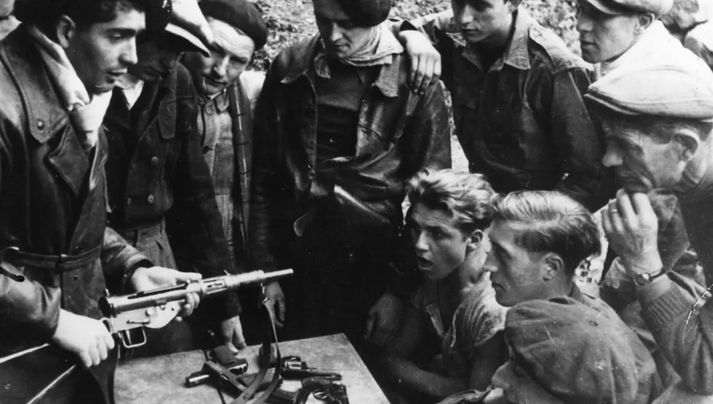 El final de la guerra en 1939 supuso el comienzo de la resistencia antifranquista para muchos guerrilleros. En la imagen, instruyéndose en el manejo de las armas