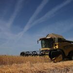 Un agricultor con sus cosechadora durante una jornada de trabajo