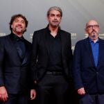 El actor Javier Bardem, el realizador Fernando León de Aranoa y el productor Jaume Roures posan en la alfombra roja