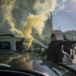 La policía atiende a los participantes de un llamado "Convoy de la Libertad" que intentan bloquear el tráfico, en el Arco del Triunfo en París