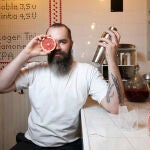 Gintas, en su coctelería Savas