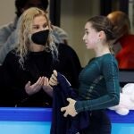 Kamila Valieva junto a su entrenadora Eteri Tutberidze