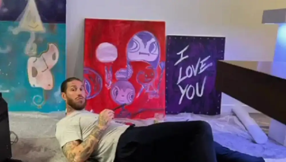 Sergio Ramos, junto a sus cuadros