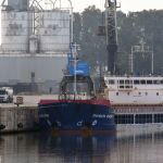 Barco procedente de Montenegro atracado en el puerto de Sevilla