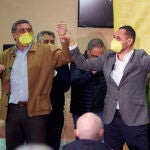 El candidato de "Por Ávila" a la presidencia de Castilla y León, Pedro Pascual (i) y el presidente de la formación abulense, Jose Ramón Budiño, celebran los resultados de su formación en las elecciones de Castilla y León