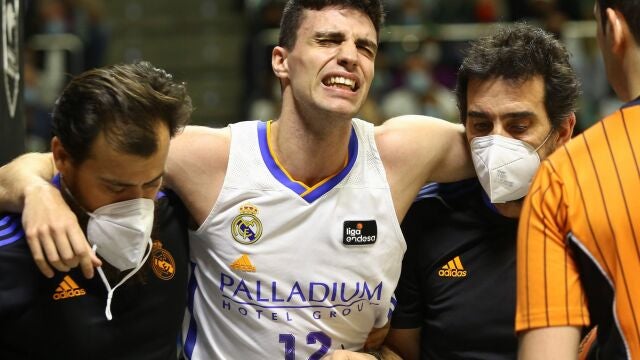 Carlos Alocén, en el momento de su salida de la cancha en el Martín Carpena
