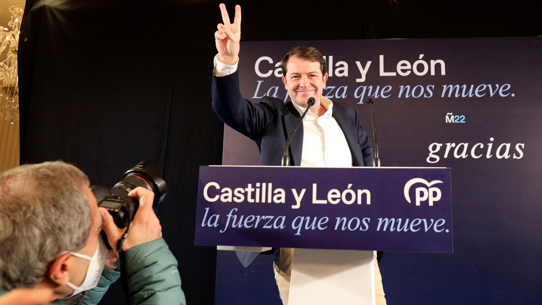El presidente de la Junta de Castilla y León y candidato del PP a la reelección, Alfonso Fernández Mañueco, tras ganar las elecciones del pasado 13 de febrero
