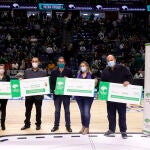 Entrega los cheques solidarios para los proyectos de las cuatro asociaciones